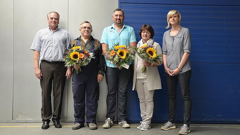 Drei Jubilare bei der Kurtz GmbH (mit Blumen, v.l.): Alexander Graf (20 Jahre), Rudolf Richter (10 Jahre) und Brigitte Sommer (30 bzw. über 40 Jahre) mit Betriebsrätin Nadja Kullmann und Geschäftsführer Uwe Rothaug.