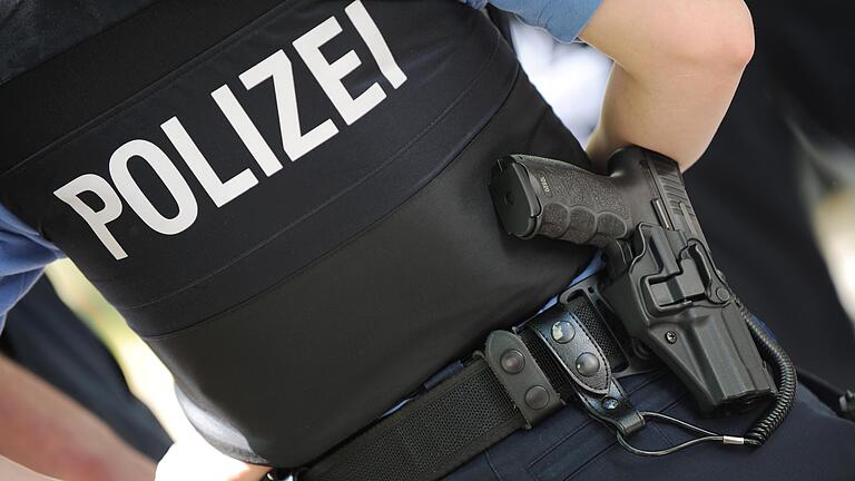 Nach dem tödlichen Schuss auf einen Polizeischüler in Würzburg ist die Ermittlung des Vorganges im Gange. Mit der neuen Pistole gab es offenbar nicht mehr unbeabsichtigte Schussabgaben als mit der alten.