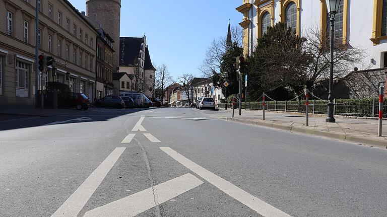 Die Kaiserstraße, eine der Hauptverkehrsadern der Kitzinger Innenstadt, wirkt am Montagvormittag wie ausgestorben.