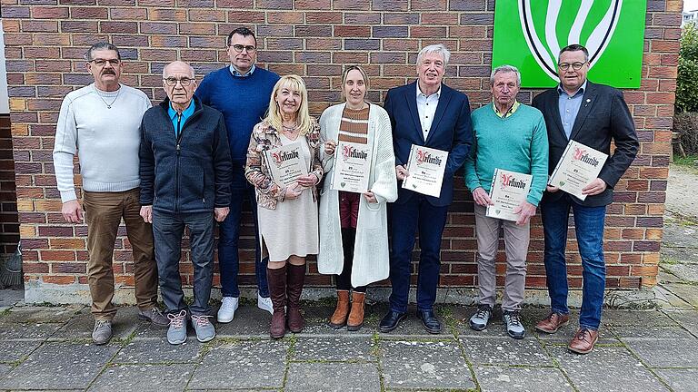 Bild: Norbert Simm (stv. Vorstand-Sport), Werner Weck (Ältestenratsvors.), Andreas Hesselbach (Vorstand-Finanzen), Doris Promeuschel (25 Jahre), Julia Promeuschel (25 Jahre), Udo Promeuschel (50 Jahre), Dieter Merz (60 Jahre), Jürgen Geist (25 Jahre).