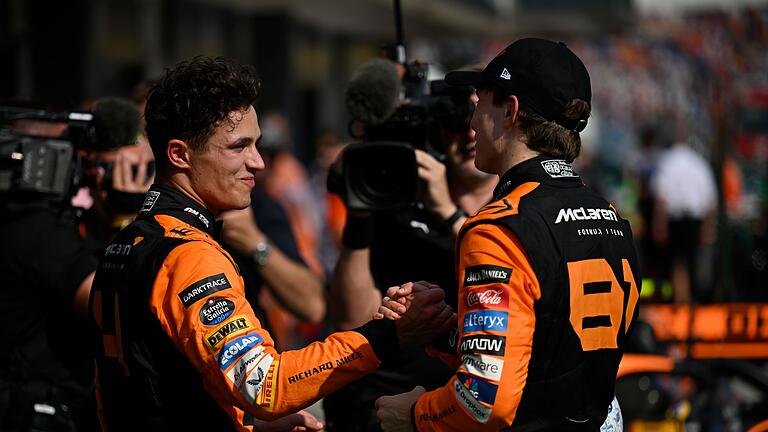 Großer Preis von Ungarn       -  Lando Norris (l) gratuliert seinem Teamkollegen Oscar Piastri zum Sieg.
