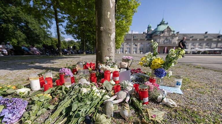 Nach Angriff in Kurpark von Bad Oeynhausen       -  Blumen, Kerzen und handgeschriebene Trauerbekundungen stehen an einem Baum im Kurpark Bad Oeynhausen. Jetzt steht die Anklage.