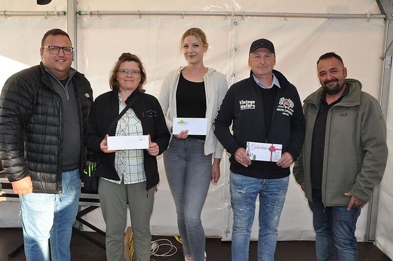 Bürgermeister Alexander Bergmann (links), die Gewinner der Verlosung, Manuela Hölzer, Kristina Sturm, Steffen Hesse und Werbering-Chef Rene Tierno. Bürgermeister Alexander Bergmann (links), die Gewinner der Verlosung, Manuela Hölzer, Kristina Sturm, Steffen Hesse und Werbering-Chef Rene Tierno.