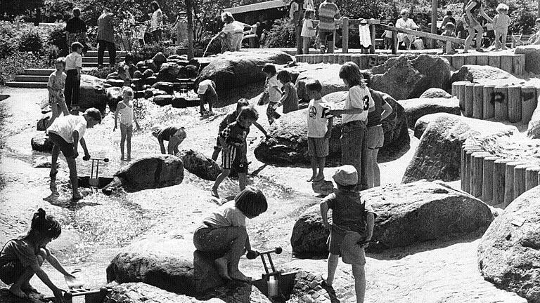 Der neu angelegte Wasserspielplatz war eine der Attraktionen bei Würzburgs erster Landesgartenschau. Er erfreut sich auch heute noch großer Beliebtheit.