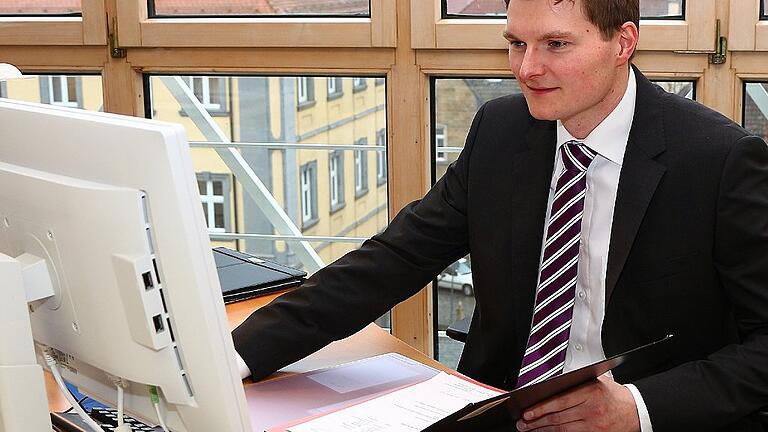 ws marcus fröhlich       -  Der Meister der Finanzen: Kreiskämmerer Marcus Fröhlich berichtete im Kreisausschuss über das Geschäftsjahr des Kommunalunternehmens Haßberg-Kliniken.
