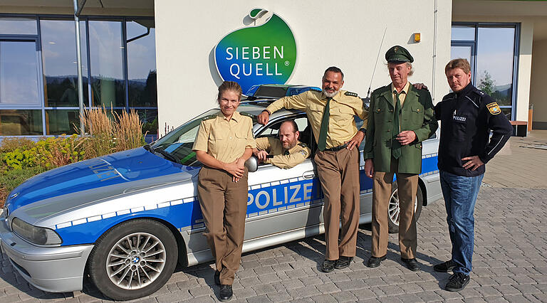 Die Hauptdarsteller der Polizeiserie 'Siebenstern': Nadine Badewitz, Andreas Leopold Schadt, Giovanni Arvenah und Hubert Burczek mit Regisseur Michael von Hohenberg (von links).