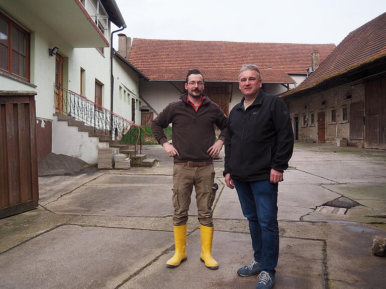 Bürgermeister Michael Wolf (rechts) bei einer Stippvisite auf dem Hof, den Michael Kundmüller in Michelau aktuell saniert.