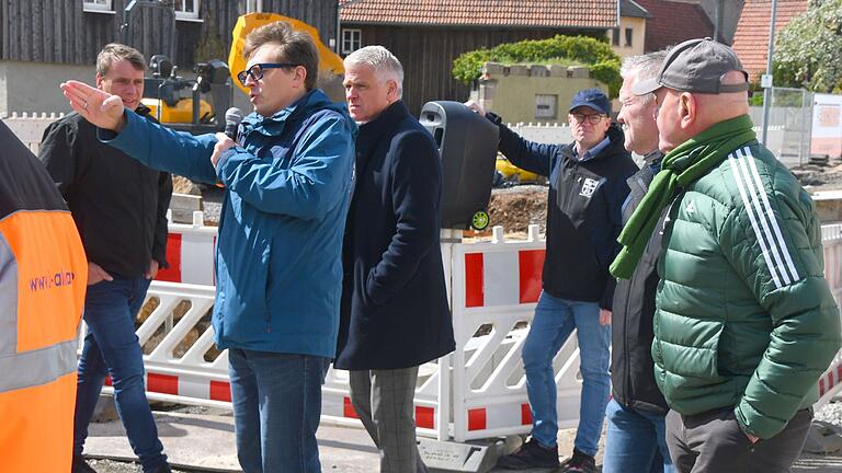 Alexander Barthelmes, VG-Tiefbauamt Sachgebietsleiter, informierte im Rahmen einer Baustellenbesichtigung über den aktuellen Stand und beantwortete Fragen zu der Baumaßnahme. Alexander Barthelmes, VG-Tiefbauamt Sachgebietsleiter, informierte im Rahmen einer Baustellenbesichtigung über den aktuellen Stand und beantwortete Fragen zu der Baumaßnahme.
