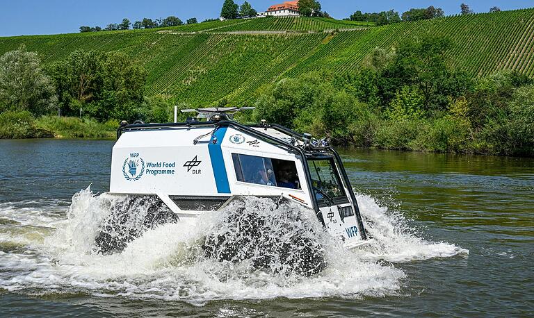 Was idyllisch aussieht, kann im Ernstfall Leben retten: Wasserdurchquerung im Altmain bei Nordheim.