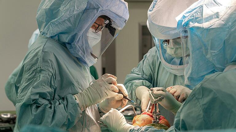 Professor Andre Steinert mit seinem Team ersetzt, wie hier bei einer Knieersatz-OP, ein arthrotisches Kniegelenk. Erst, wenn alle konservativen Therapien erschöpft sind, wird das Skalpell angelegt.&nbsp;