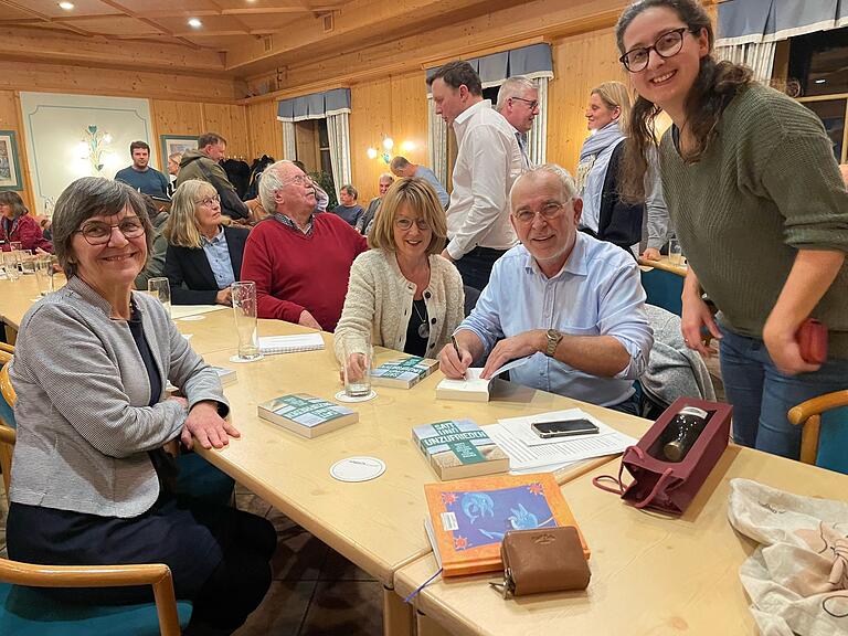 'Bauer Willi' signiert sein Buch 'Satt und unzufrieden – das Dilemma der Essensmacher'. Das Bild zeigt ihn mit Klaudia Schwarz (links) vom AELF, Marina Eltschka vom VlF (rechts) sowie BBV-Kreisbäuerin Cäcilie Werner (3. von rechts). 'Bauer Willi' signiert sein Buch 'Satt und unzufrieden – das Dilemma der Essensmacher'. Das Bild zeigt ihn mit Klaudia Schwarz (links) vom AELF, Marina Eltschka vom VlF (rechts) sowie BBV-Kreisbäuerin Cäcilie Werner (3. von rechts).