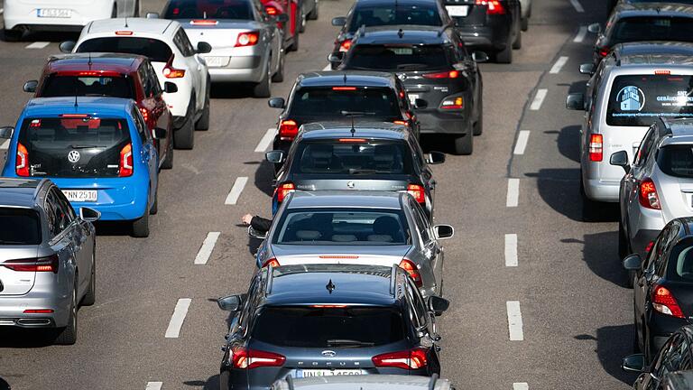 Viel Stau in 2024 auf den Autobahnen       -  Auf den Autobahnen im Süden des Freistaats soll es zum Wochenende eng werden. (Archivbild)