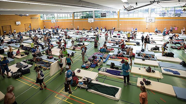 BR Radltour 2017       -  Wenn die Turnhalle zum Schlafzimmer wird: So sah das Matratzenlager während der BR-Radltour 2017 in Gersthofen aus. In Marktheidenfeld  verteilen sich die rund 1100 Radler auf die Main-Spessart-Halle und die Hans-Wilhelm-Renkhoff-Halle.