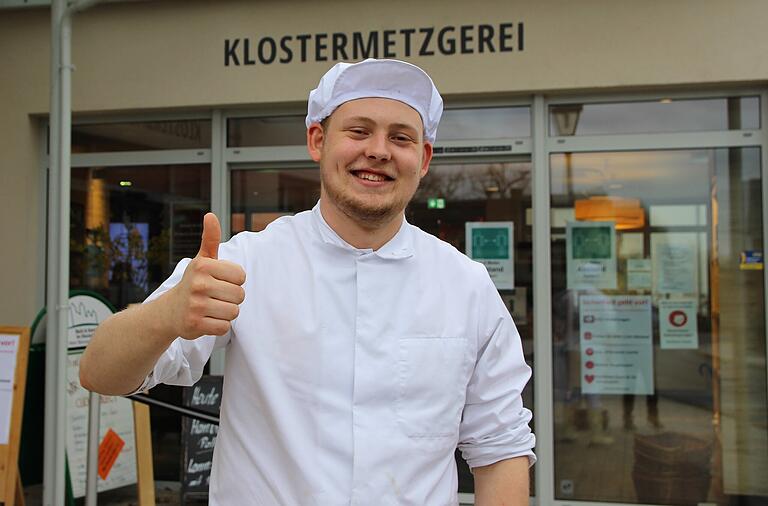 Trotz Corona-Pandemie auf der Walz: Voller Tatendrang macht David Käuffer zwei Monate Station in der Klostermetzgerei in Münsterschwarzach.