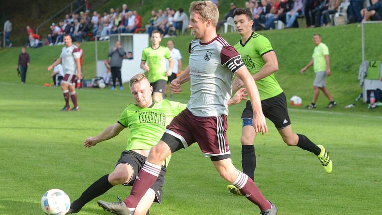 Ein Bild, zwei Torschützen: Sascha Hill (links) traf für den FV 05 Helmstadt gegen den SV Greußenheim und Peter Schebler erzielte für den SV Birkenfeld gegen den SV Erlenbach ein Tor. Beide Teams feierten in der Kreisliga 2 an diesem Spieltag einen hohen Heimsieg.