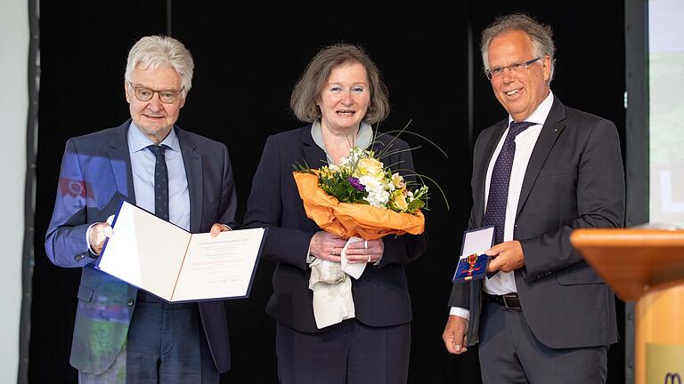 Als letzte Amtshandlung überreichte der scheidende Landrat Reinhard Frank (rechts) bei der Kreistagssitzung am 21. Mai 2021 in der Wandelhalle Bad Mergentheim das Bundesverdienstkreuz am Bande an den ehemaligen Ersten Landesbeamten Jörg Hasenbusch und gratulierte auch dessen Ehefrau Anita Freundl.