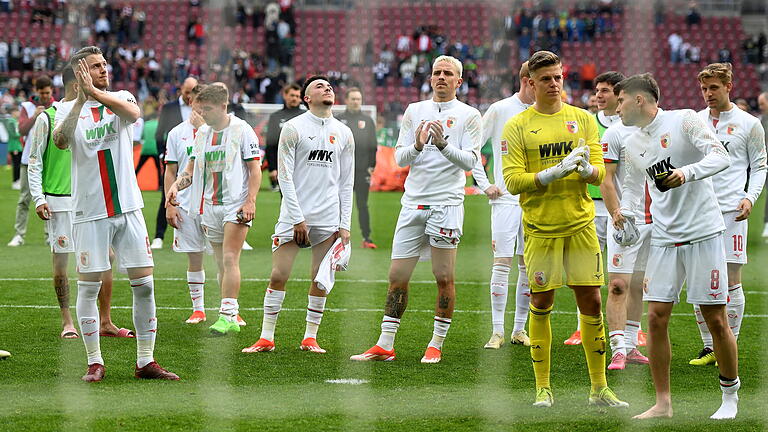 FCA / FC Augsburg.jpeg       -  Nach dem Remis gegen Köln war die FCA-Mannschaft durchaus erstmal enttäuscht.