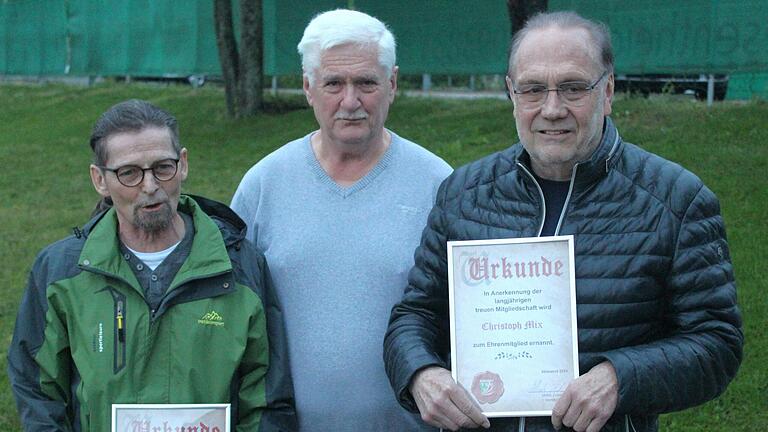 Mit Friedrich Senft (links) und Christoph Mix (rechts) hat der TSV Abtswind zwei neue Ehrenmitglieder. Vorsitzender Uli Zehnder verlieh die Auszeichnungen.