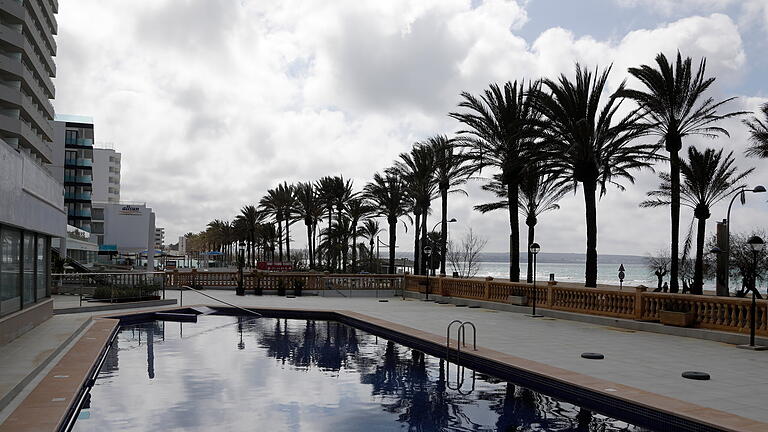 Coronavirus - Mallorca.jpeg       -  Konfliktpotenzial besteht verstärkt darin, wenn Einheimische sich beim Wasserverbrauch einschränken müssen – und Urlauber weiter ungestört in Hotelpools baden können.