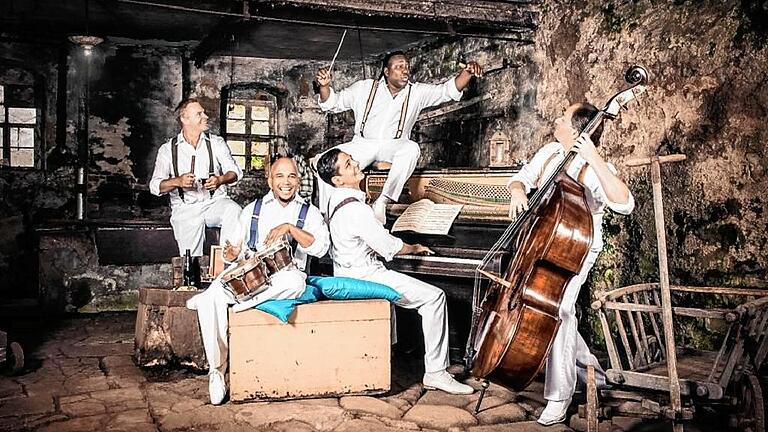 Klazz Brothers & Cuba Percussion spielen das Eröffnungskonzert des Winterzaubers.