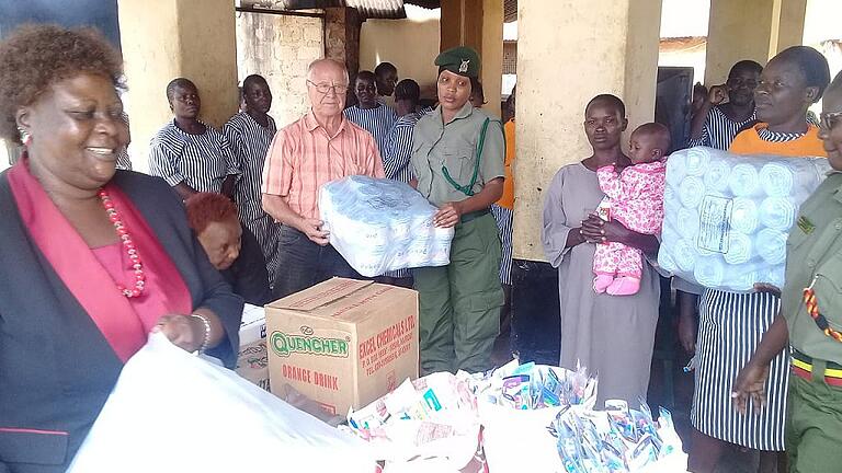 Übergabe der gespendeten Hygieneartikel, Zahnpasten und Zahnbürsten aus dem Raum Marktheidenfeld im Frauengefängnis in Kakamega. Links im Bild Mama Odongo, die Vorsitzende des Frauenrechtsvereins Soroptomist, in Bildmitte Werner Amthor.