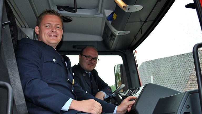 Schutzpatron Christophorus ist mit an Bord: Kommandant Alexander Müller und der Vorsitzende des Feuerwehrvereins Daniel Härter (hinten) klebten die Plakette gleich an.