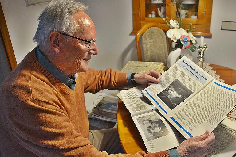 Gottfried Obermaier ist ein eifriger Chronist und hat zahlreiche Ordner mit Bild und Textmaterial über die Zeit in Bad Königshofen gesammelt. Darunter auch einen Artikel in der hauseigenen Knauf-Zeitung, in der die Schließung begründet wird.