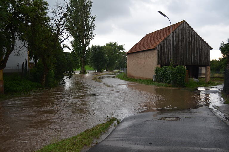 Auch am Freitagabend stand in Dingolshausen an vielen Orten noch das Wasser auf den Straßen, wie hier in der Straße 'Am Sportplatz'. Auch am Freitagabend stand in Dingolshausen an vielen Orten noch das Wasser auf den Straßen, wie hier in der Straße 'Am Sportplatz'.