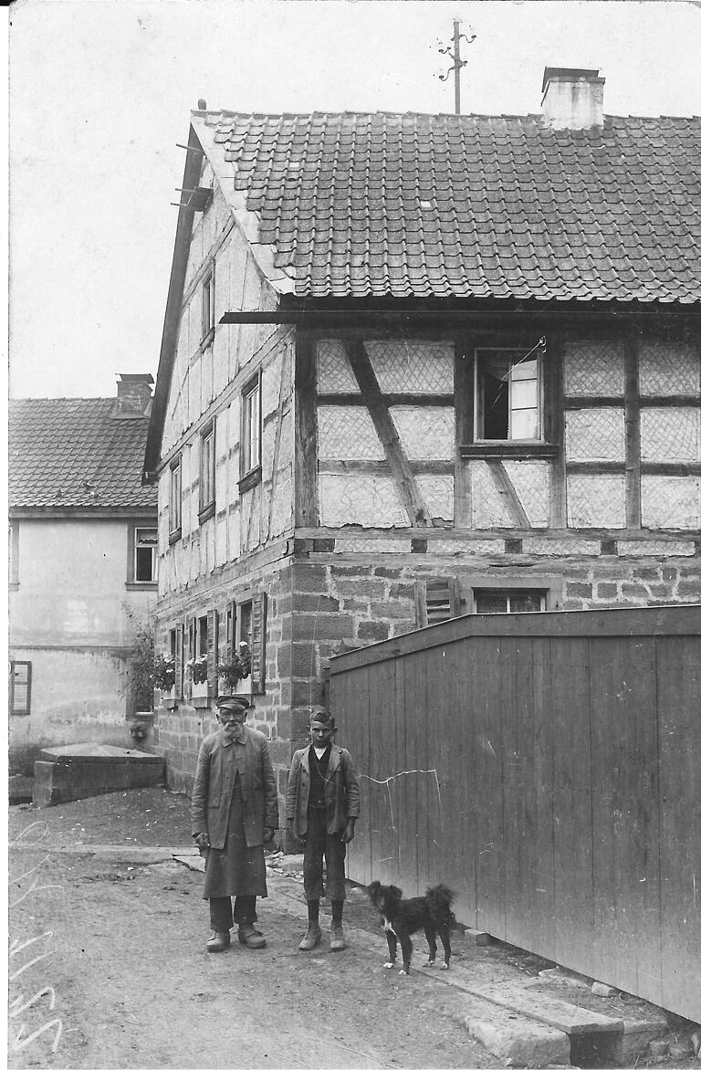 Die Aufnahme von 1930 ist älteste, auf der der Dorfbrunnen hinten am linken Bildrand in der Stockgasse zu sehen ist.