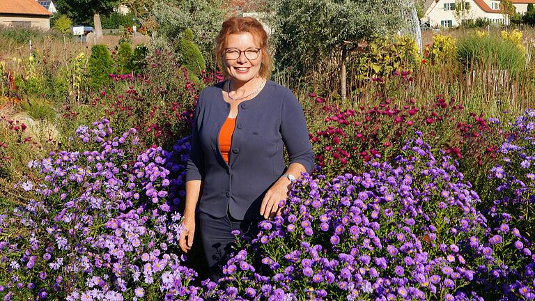 Astern-Pracht: Garten-Expertin Brigitte Goss genießt die Herbstblüte - und weiß, was im Garten vor dem ersten Frost zu tun ist.