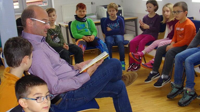 Bürgermeister Roland Nöth zog als Vorleser in der Gelchsheimer Bücherei die Kinder in seinen Bann.