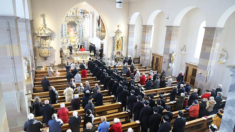 Stehend im Mittelgang verbringen die Mitglieder der 'bewaffneten Mannschaft' fast den gesamten Festgottesdienst in der Kirche St. Peter und Paul.