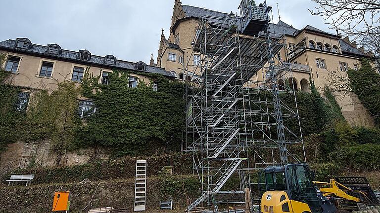 Am Hauptgebäude steht schon das Gerüst.