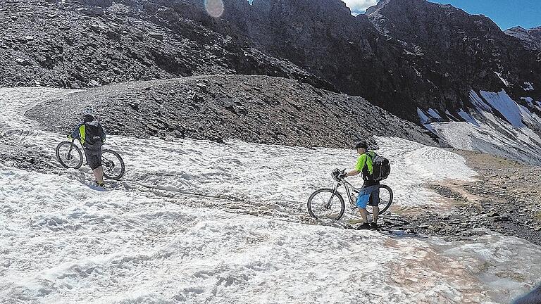 Hoch zum Madritschjoch: Immerhin müssen (von links) Burkard Süß und Klaus Schmitt keine Schneeketten anlegen.