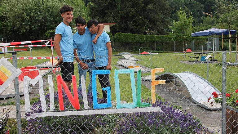 Jan Habibi (17), Shahin Sarvari (16) und Ali Mosazadeh (19) aus Afghanistan. Die Stadtjugendpflege Marktheidenfeld beitreibt den Minigolfplatz in der Lengfurter Straße zusammen mit Flüchtlingen. Das Bild entstand im Jahr 2018.&nbsp;