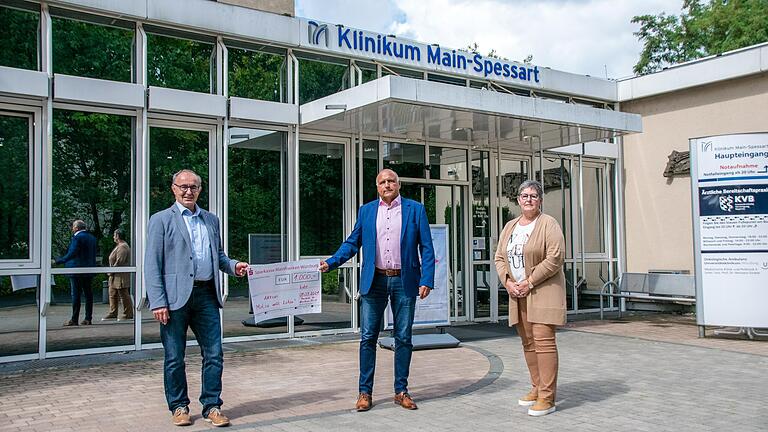 Personalratsvorsitzender des Klinikums Main-Spessart, Albrecht Christ und Stellvertreterin Babara Otter übergaben den Spendenscheck an Karbachs Bürgermeister Betram Werrlein (Mitte).