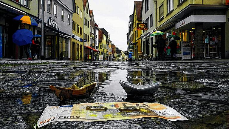 Gehen bei Regen und teils niedrigen Temperaturen Baden: die Umsätze vieler Bad Neustädter Einzelhändler.