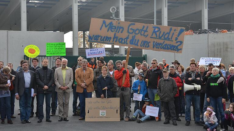 Im Jahr 2012 gab es zahlreiche Demonstrationen gegen die Recyclingfirma, so wie hier vor der damals noch offenen Halle. Im Jahr 2012 gab es zahlreiche Demonstrationen gegen die Recyclingfirma, so wie hier vor der damals noch offenen Halle.