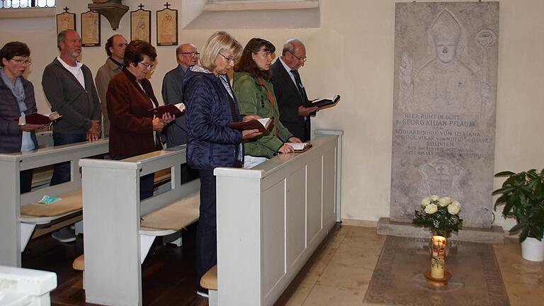 Viele Mitglieder der Familie Pflaum, die Neffen und die Nichte mit Söhnen und Töchtern, nahmen am Gedenkgottesdienst für Bischof Kilian Pflaum teil. Direkt vor der ersten Kirchenbank liegt das Bischofsgrab in der Lembacher Kirche.