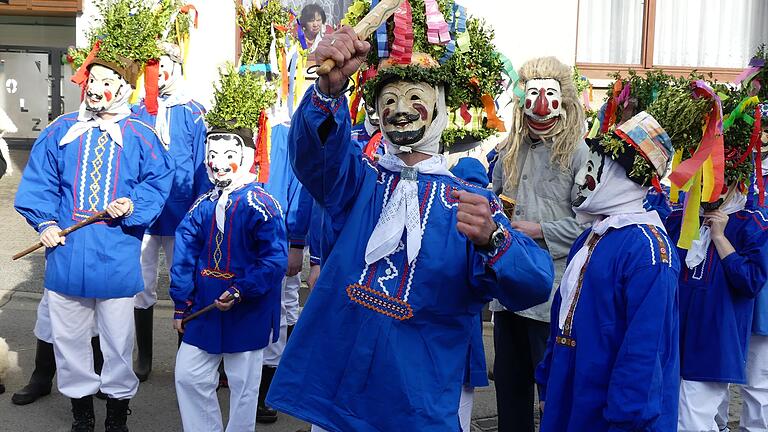 Besondere Masken: In Weisbach sind weiße Hosen und blaue Jacken Tradition. Dazu gehört ein bänderverzierter Kopfschmuck aus Buchsbaumzweigen. In der Hand halten sie eine 'Patsche'. Diese werden beim Maskenumzug in großer Zahl zu sehen sein. Besondere Masken: In Weisbach sind weiße Hosen und blaue Jacken Tradition. Dazu gehört ein bänderverzierter Kopfschmuck aus Buchsbaumzweigen. In der Hand halten sie eine 'Patsche'. Diese werden beim Maskenumzug in großer Zahl zu sehen sein.