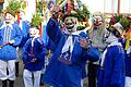 Besondere Masken: In Weisbach sind weiße Hosen und blaue Jacken Tradition. Dazu gehört ein bänderverzierter Kopfschmuck aus Buchsbaumzweigen. In der Hand halten sie eine 'Patsche'. Diese werden beim Maskenumzug in großer Zahl zu sehen sein.