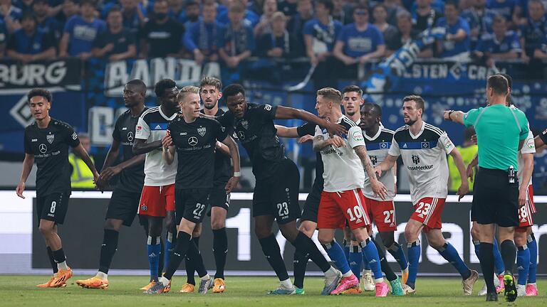 Rudelbildung.jpeg       -  Der Hamburger SV verlor auch das Relegations-Rückspiel gegen den VfB Stuttgart.