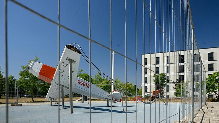 Das defekte Kletterflugzeug am Hubland: Seit Anfang 2022 ist es wegen massiver Schäden gesperrt. Das defekte Kletterflugzeug am Hubland: Seit Anfang 2022 ist es wegen massiver Schäden gesperrt. 