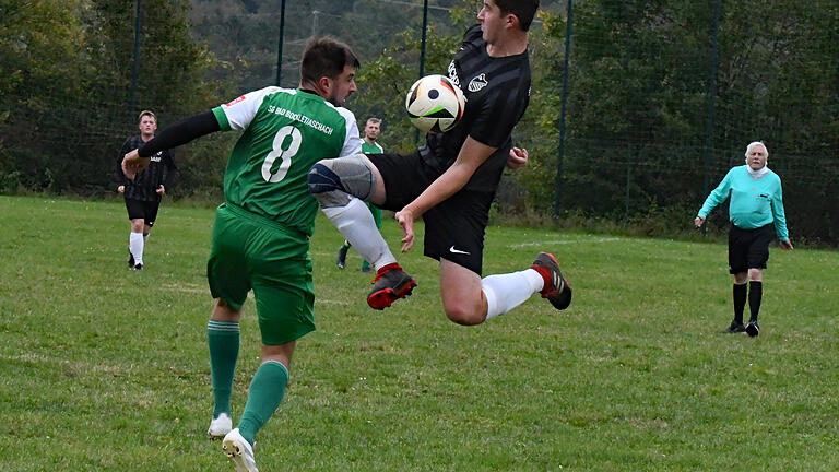 Impressionen vom Spieltag - Auch wenn Stefan Weingart (in Grün) von der SG Aschach/Bad Bocklet hier das Nachsehen hat, gewann sein Team gegen Detter-Weißenbach erstmals in der Saison.Hopf Impressionen vom Spieltag - Auch wenn Stefan Weingart (in Grün) von der SG Aschach/Bad Bocklet hier das Nachsehen hat, gewann sein Team gegen Detter-Weißenbach erstmals in der Saison.Hopf