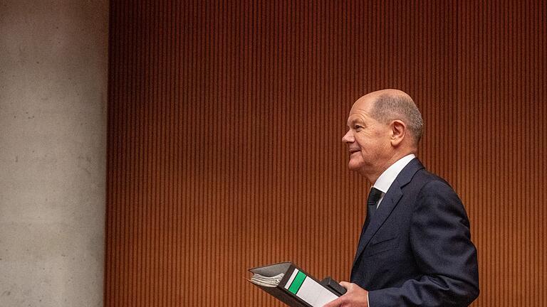 Afghanistan-Untersuchungsausschuss - Bundeskanzler Olaf Scholz (SPD) bringt einen Aktenordner mit Unterlagen mit zu seiner Vernehmung als Zeuge im Afghanistan-Untersuchungsausschuss des Bundestages. Afghanistan-Untersuchungsausschuss - Bundeskanzler Olaf Scholz (SPD) bringt einen Aktenordner mit Unterlagen mit zu seiner Vernehmung als Zeuge im Afghanistan-Untersuchungsausschuss des Bundestages.