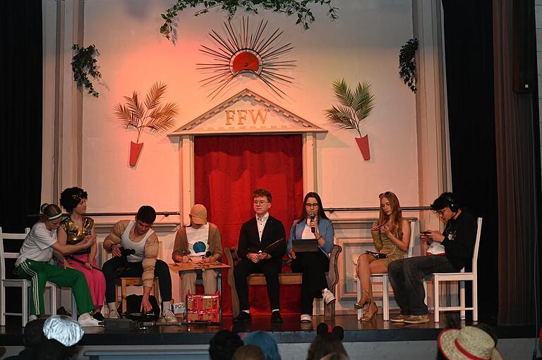 Krisensitzung der KjG-Götter (von links nach rechts): Pauline Vogt, Katharina Rohé, Kilian Nowak, Magdalena Vogt, Linus Schuck, Anna Tempel, Neele Nöller, Emil Eck.
