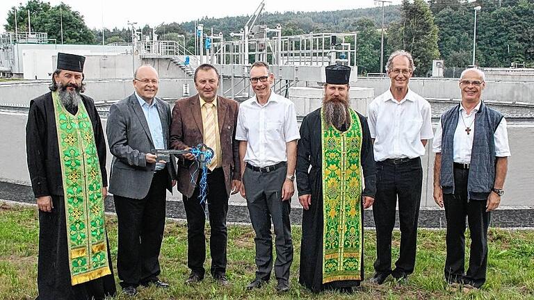Erweiterung und Modernisierung der Kläranlage in Unterweißenbrunn sind abgeschlossen. Bei der Übergabe des symbolischen Schlüssels freuten sich darüber (von links): Kaplan Johann, Matthias Kraft, Bürgermeister Udo Baumann, Andreas Baur, Kaplan Alexander, Norbert Schneider und Pfarrer Manfred Endres. Erweiterung und Modernisierung der Kläranlage in Unterweißenbrunn sind abgeschlossen. Bei der Übergabe des symbolischen Schlüssels freuten sich darüber (von links): Kaplan Johann, Matthias Kraft, Bürgermeister Udo Baumann, Andreas Baur, Kaplan Alexander, Norbert Schneider und Pfarrer Manfred Endres.