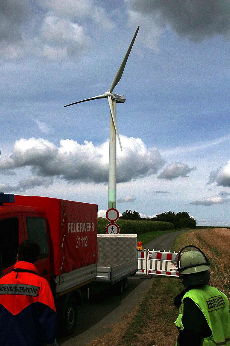 Das Windrad auf dem Bretzenstein bei Ebern hat vermutlich einen Schaden am Getriebe. Deshalb sperrte die Feuerwehr Ebern den Bereich weiträumig ab, weil möglicherweise Teile herunterfallen könnten. Das Windrad auf dem Bretzenstein bei Ebern hat vermutlich einen Schaden am Getriebe. Deshalb sperrte die Feuerwehr Ebern den Bereich weiträumig ab, weil möglicherweise Teile herunterfallen könnten.