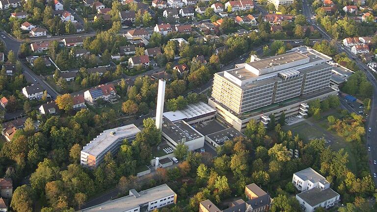 Luftbild vom Leopoldina-Krankenhaus und dem umliegenden Wohngebiet, in dem viele Mitarbeiter und Besucher des Krankenhauses parken. Luftbild vom Leopoldina-Krankenhaus und dem umliegenden Wohngebiet, in dem viele Mitarbeiter und Besucher des Krankenhauses parken.