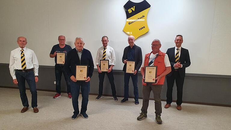 SV Hassenbach ehrte Mitglieder (von links) 1. Vorsitzender Reinhold Schmitt, Lothar Henz, Gerd Voll, Thomas Nürnberger, Walter Hartmann, Bernd Henz sowie 1. Bürgermeister Mario Götz .       -  SV Hassenbach ehrte Mitglieder (von links) 1. Vorsitzender Reinhold Schmitt, Lothar Henz, Gerd Voll, Thomas Nürnberger, Walter Hartmann, Bernd Henz sowie 1. Bürgermeister Mario Götz .